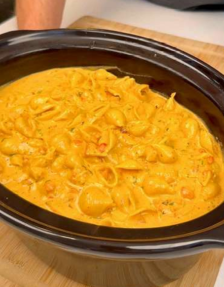 Queso chicken mac n cheese in a slow cooker